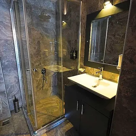 Queen Boutique Hotel 3*
